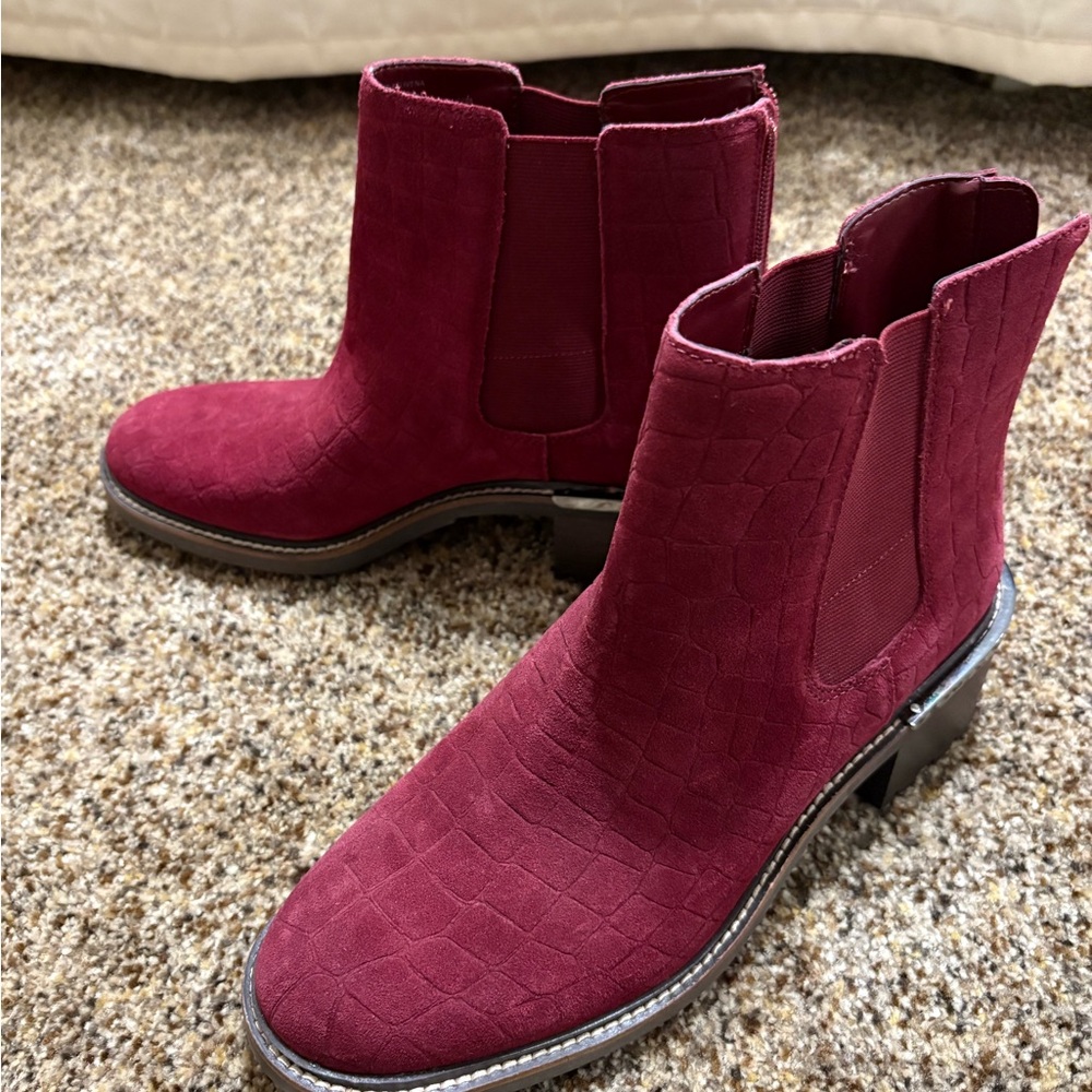 VINCE CAMUTO boots Size 9.5M NWOT